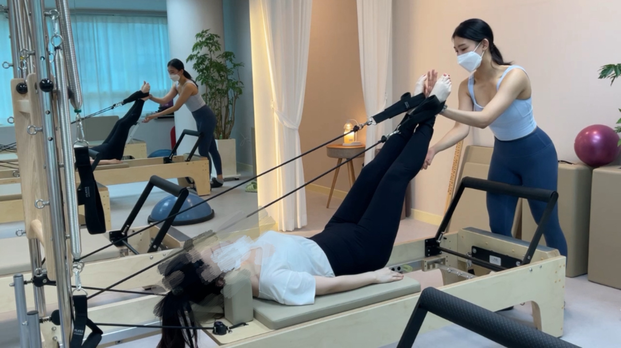 김아윤 강사 필라테스 지도 모습