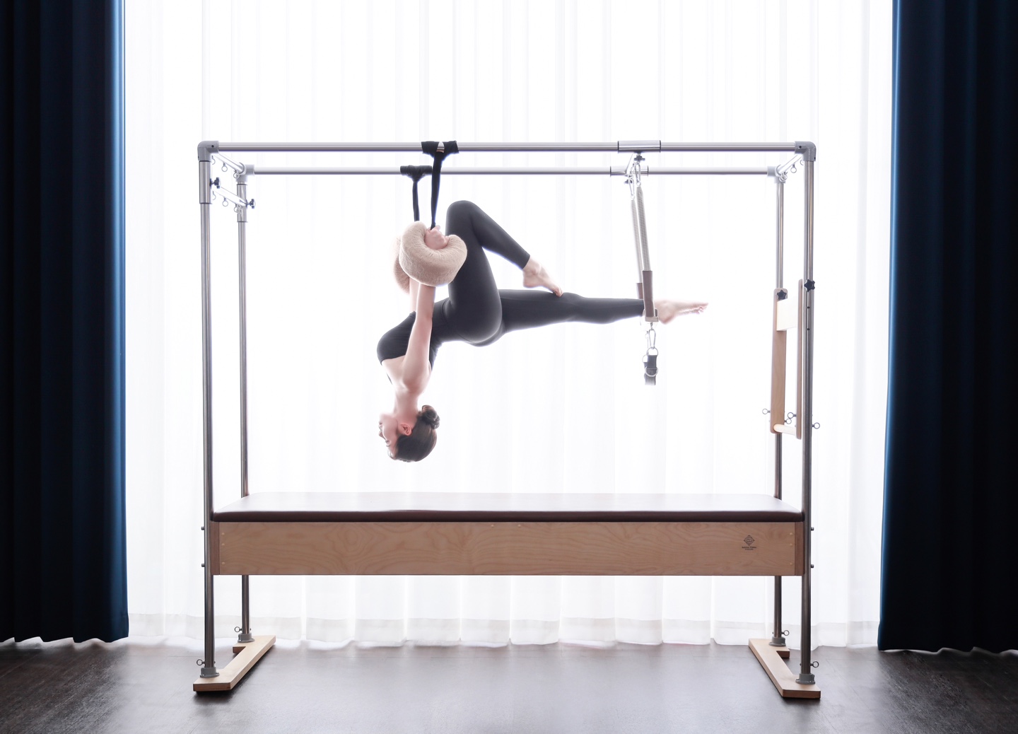 한지민 강사 캐딜락 필라테스 동작